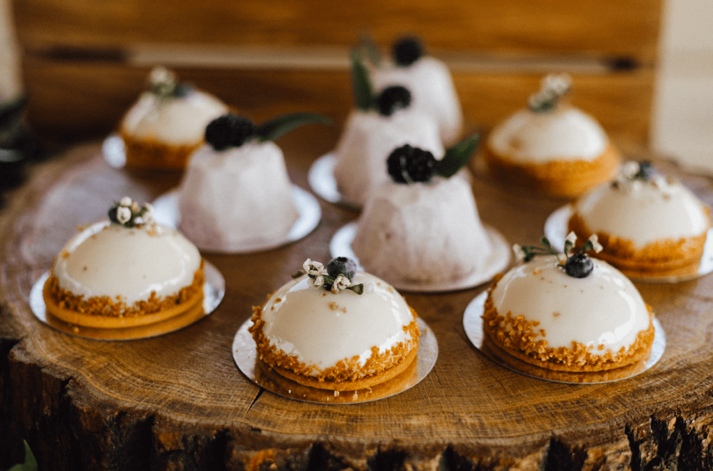 Rondins de bois et plateaux originaux pour votre buffet de mariage