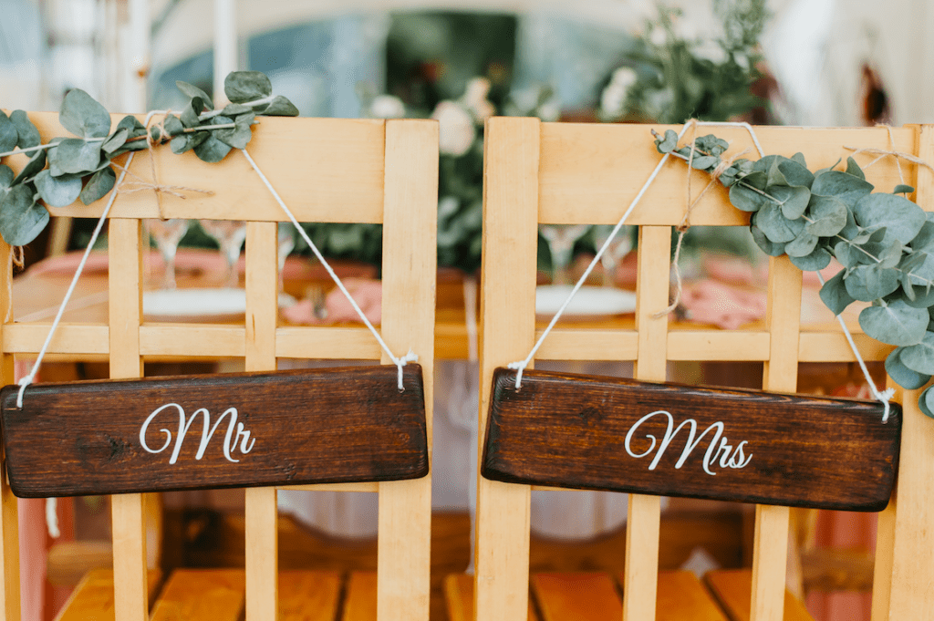 Chaises de mariage décorées avec des panneaux "Monsieur" et "Madame"