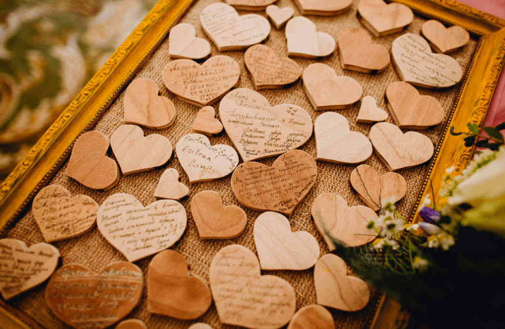Livre d'or en bois avec de petits cœurs pour récolter vos vœux de mariage !