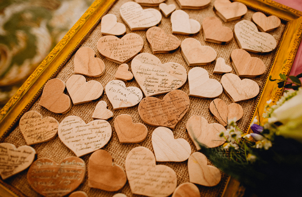 Livre d’or en bois avec de petits cœurs pour récolter vos vœux de mariage !