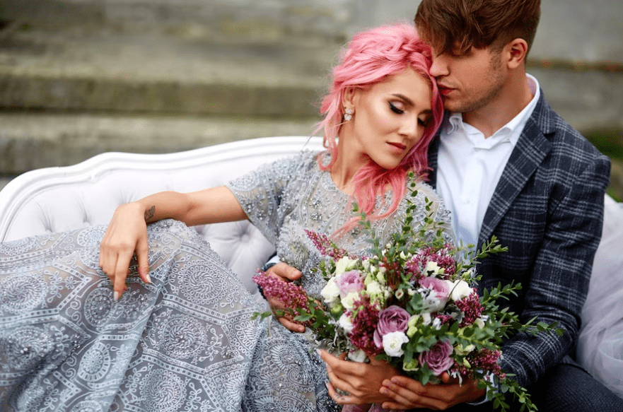 La tendance de la mariée aux cheveux colorés rose