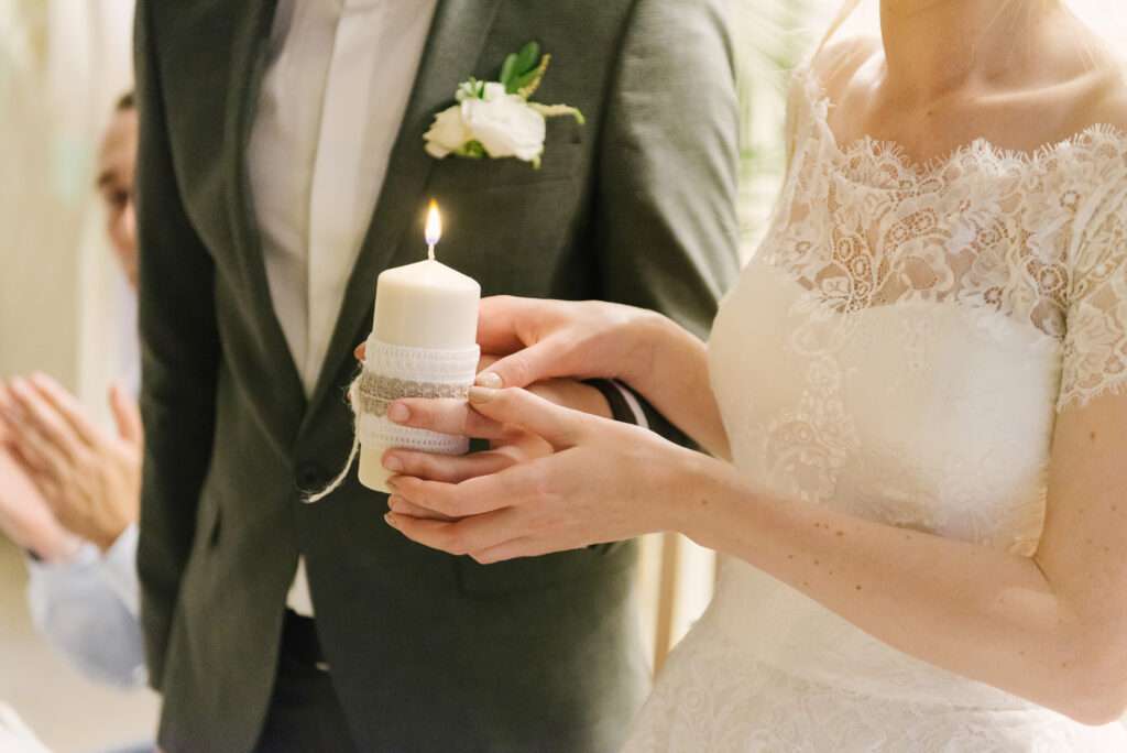 La bougie de l'union: symbole fort lors de la cérémonie de mariage