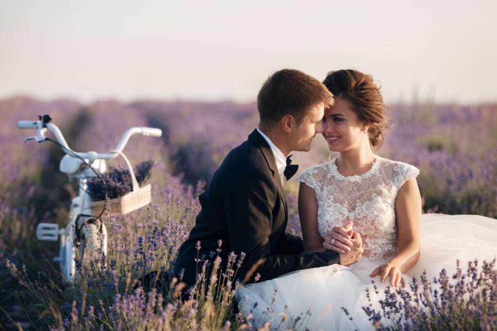 Des photos de mariage au milieu des lavandes en Provence