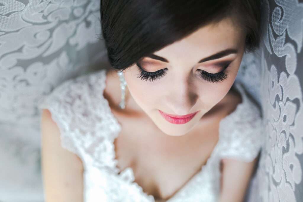 Découvrez nos astuces pour porter des faux cils à votre mariage et les rendre parfaits pour ce jour spécial.