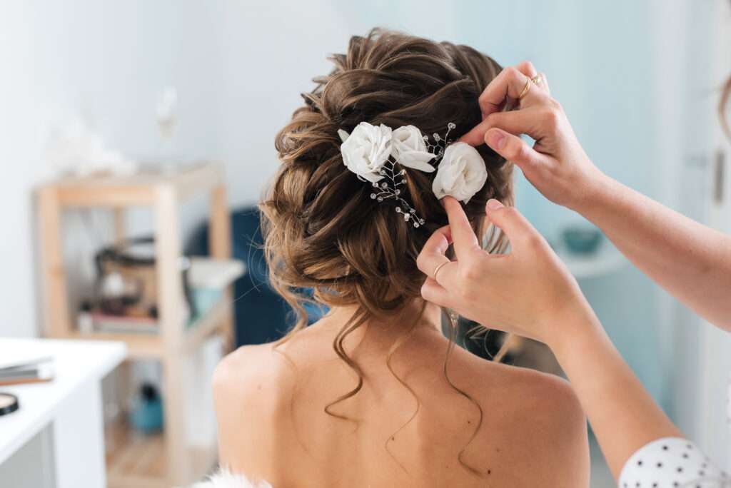 Pinces à cheveux avec fleurs : Accessoire incontournable de la coiffure de la mariée