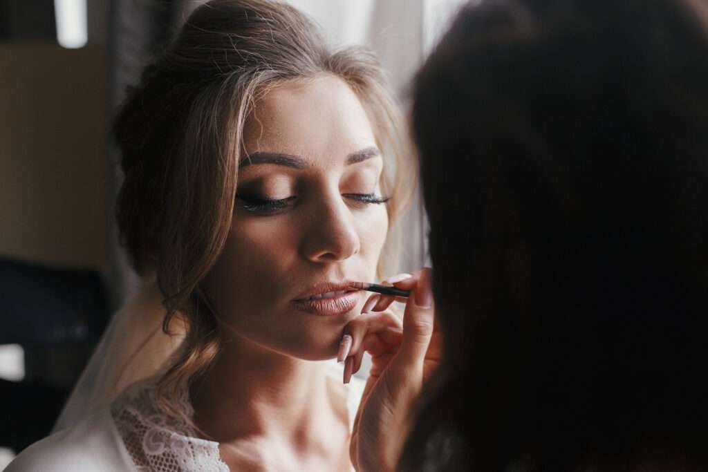 Découvrez comment choisir le rouge à lèvres teinte nude parfait pour assortir à votre robe de mariée.