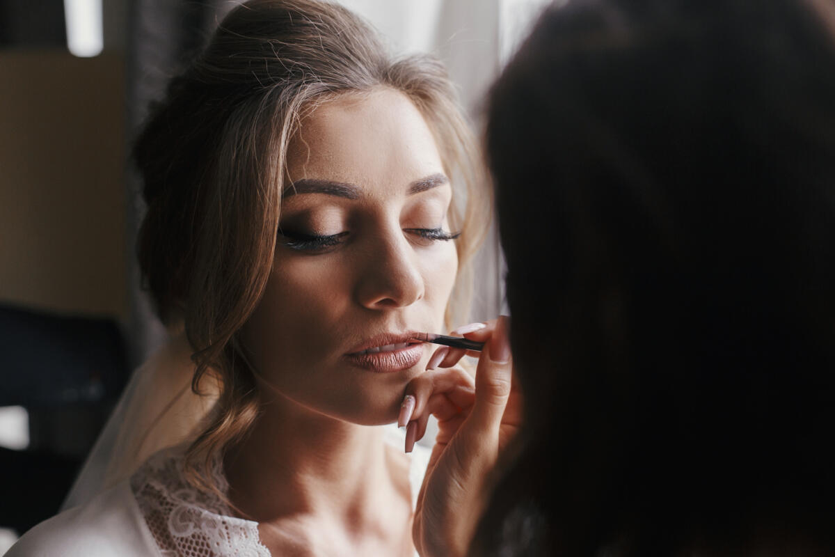 Rouges à lèvres teinte nude pour assortir à sa robe de mariée