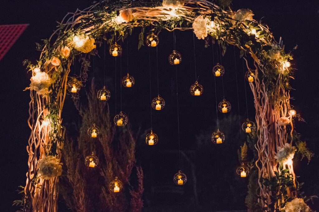 Photophores Verres Suspendus et Bougies: La Décoration Parfaite pour un Mariage Magique