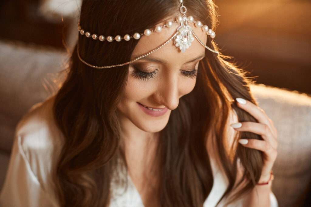 Les bijoux de front pour la mariée fait d'une chaine et de strass