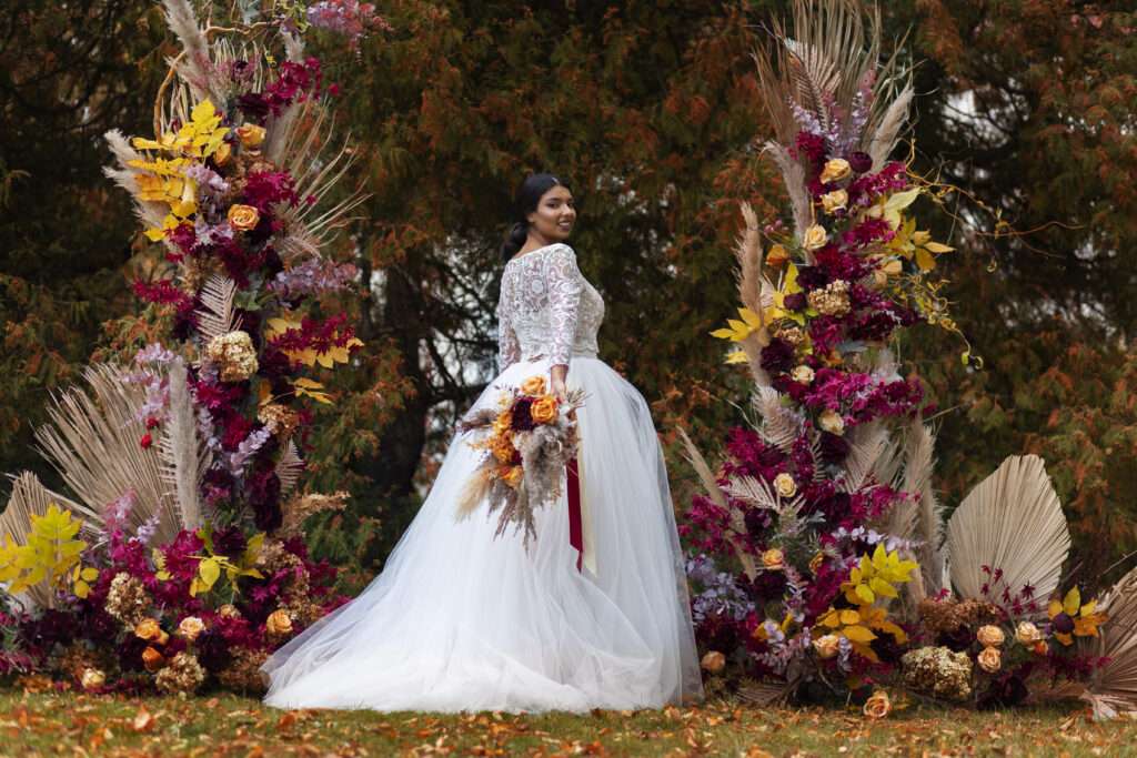 Composition florale de mariage chaleureux mélange d'herbes séchées et des fleurs fraîches bordeaux, pêche