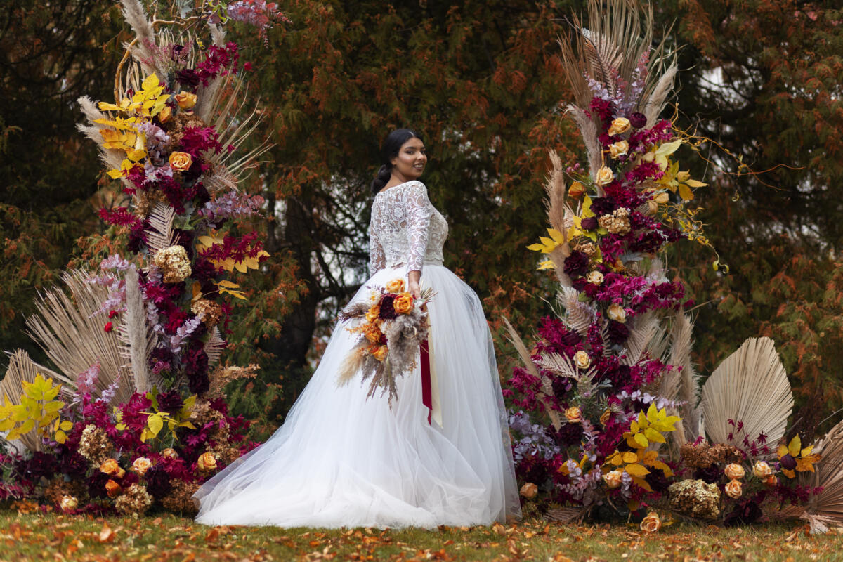 Composition florale de mariage chaleureux mélange d’herbes séchées et des fleurs fraîches bordeaux, fuchsia, pêche