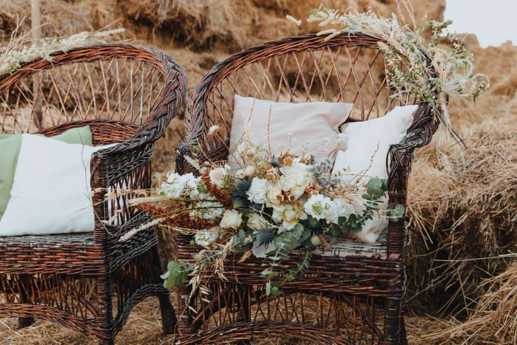 Chaises de mariés en osier pour sublimer votre déco de mariage