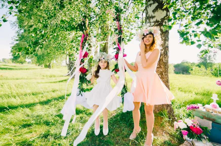 Balançoires Décorées de Fleurs pour Mariages Uniques