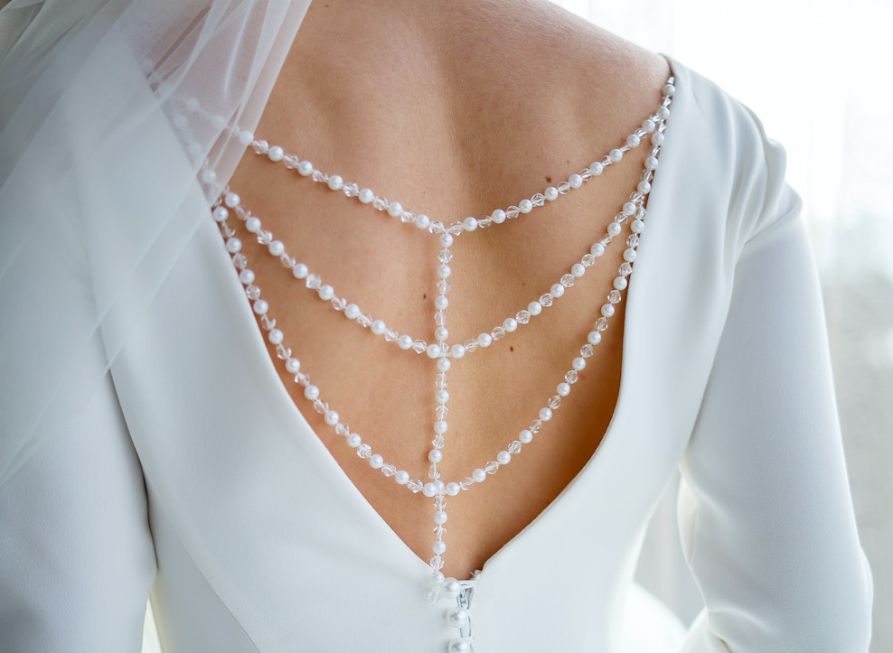 Le Charme Unique du Collier de Dos Mariée