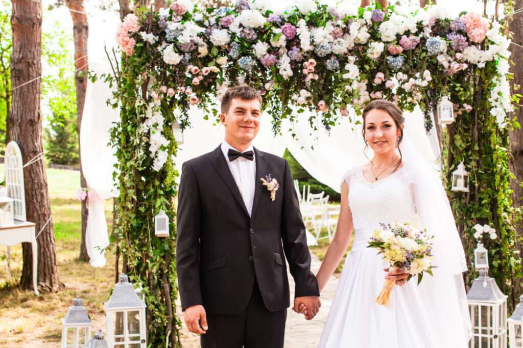 Mariage fleuri multicolore et lanternes extérieures, le contraste parfait !