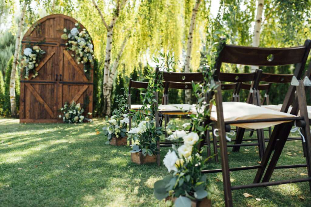 Transformer son jardin pour une cérémonie de mariage bucolique