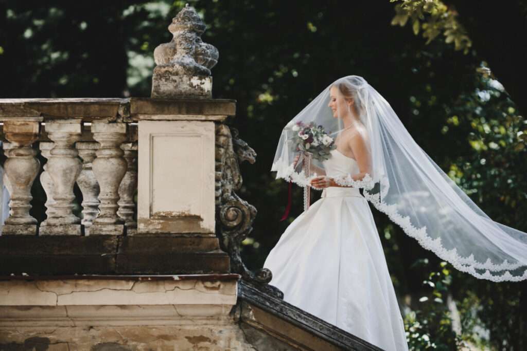 Long voile aux motifs en dentelle vintage pour une robe de mariée moderne