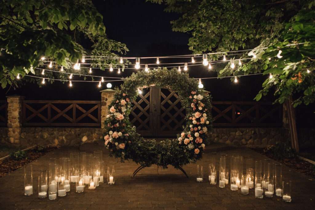 Ambiance Lumineuse pour un Mariage Nocturne Idyllique