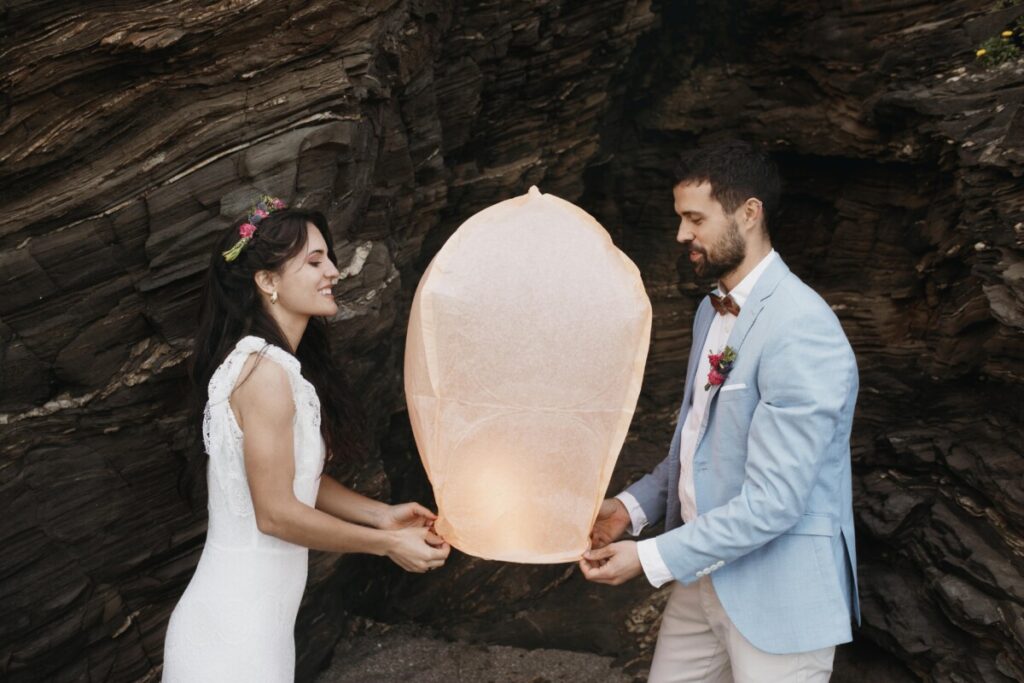 Lâcher des lanternes en papier lors de son mariage