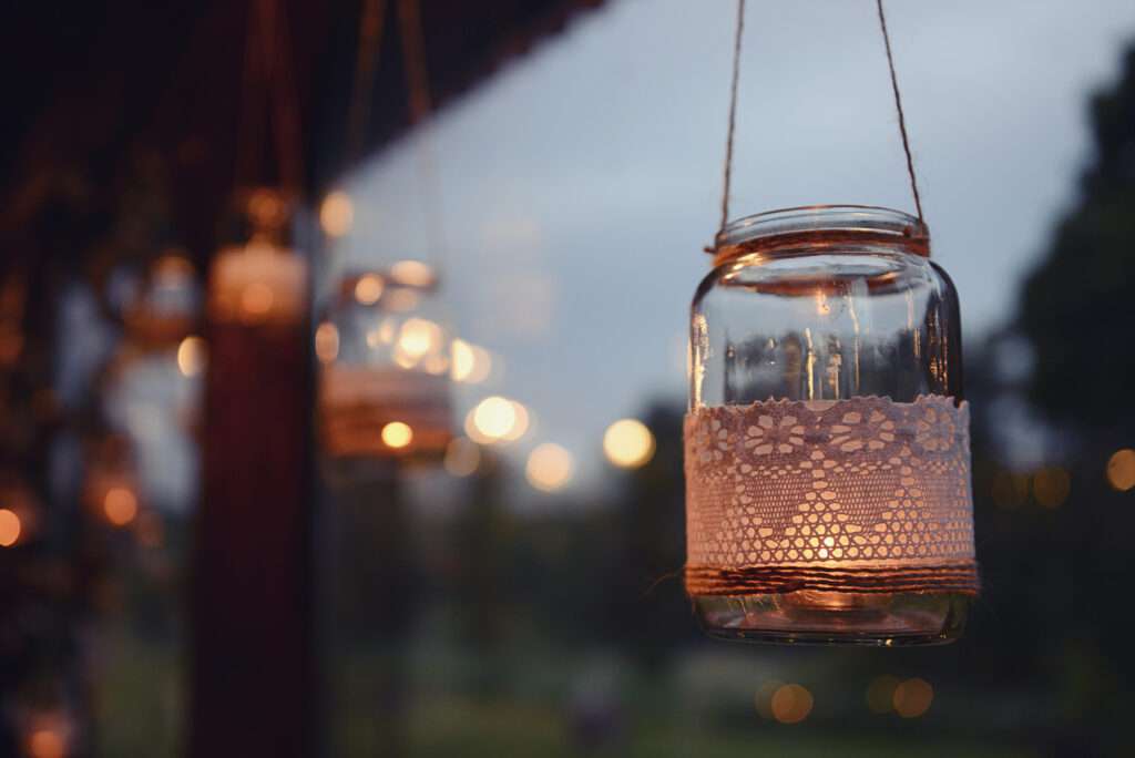Créer une ambiance romantique avec des lampions en pots en verre et des bougie