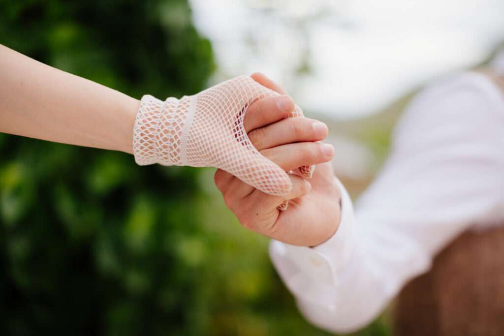 Les gants de mariée vintage en résille: l'accessoire parfait pour un look rétro