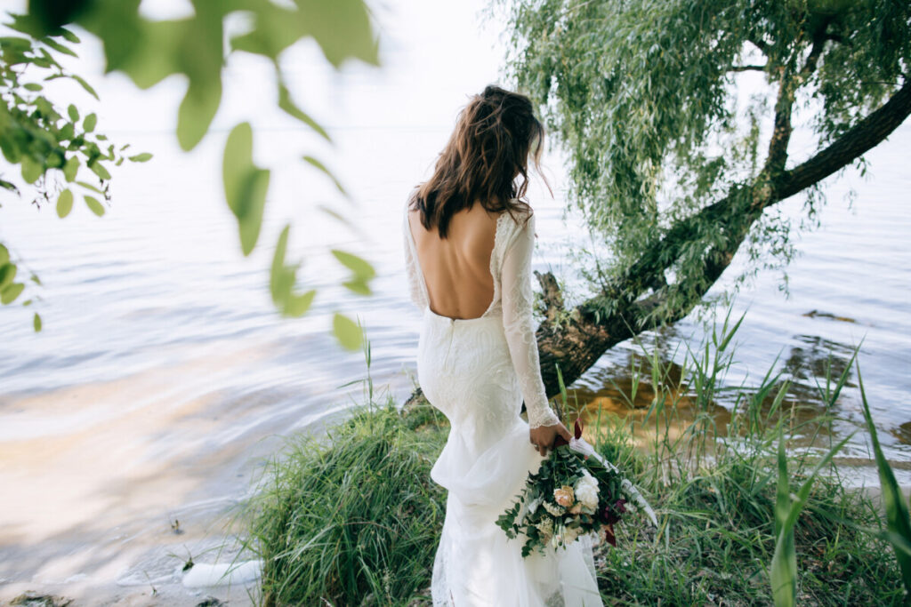 Robes de mariée dos-nu : Éblouissez le jour de votre mariage