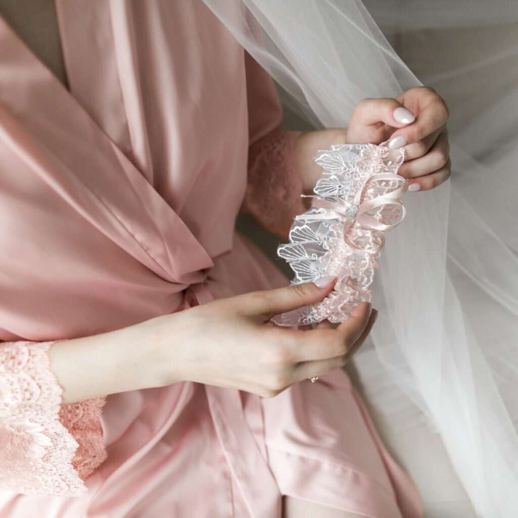 La Jarretière de Mariée: Élégance Rose Poudrée et Satin Blanc