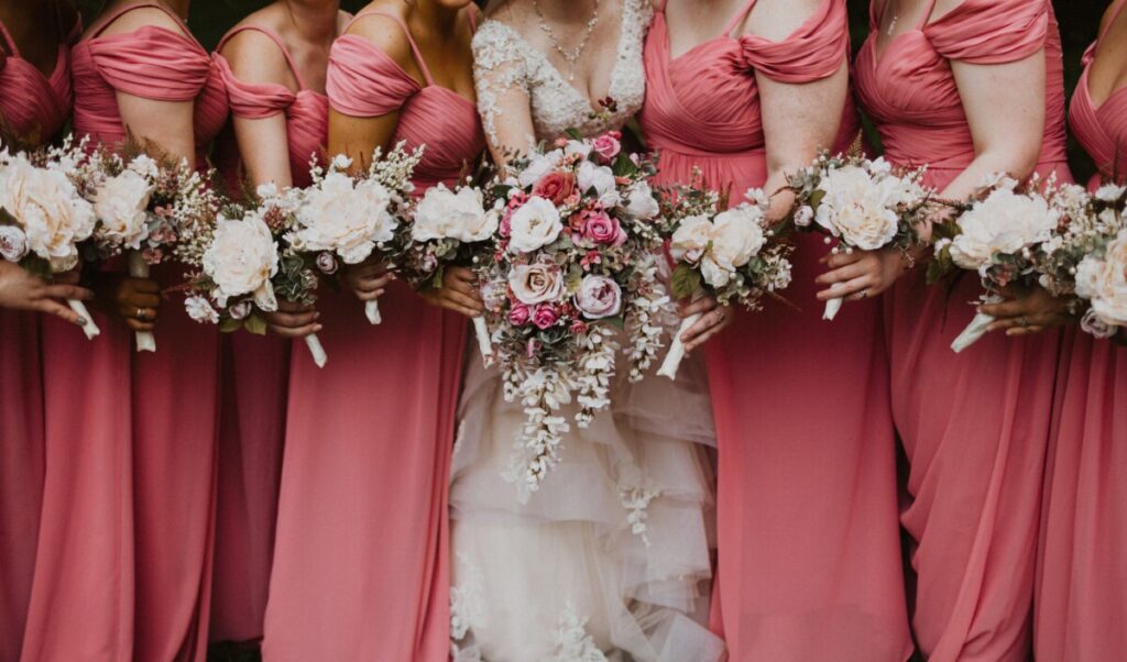 La tendance d'une décoration de mariage en couleur corail