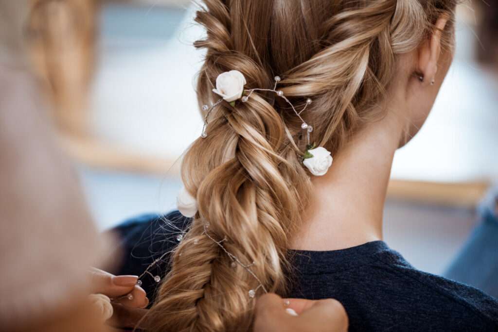 Sublimer la coiffure de la mariée avec des accessoires pour cheveux