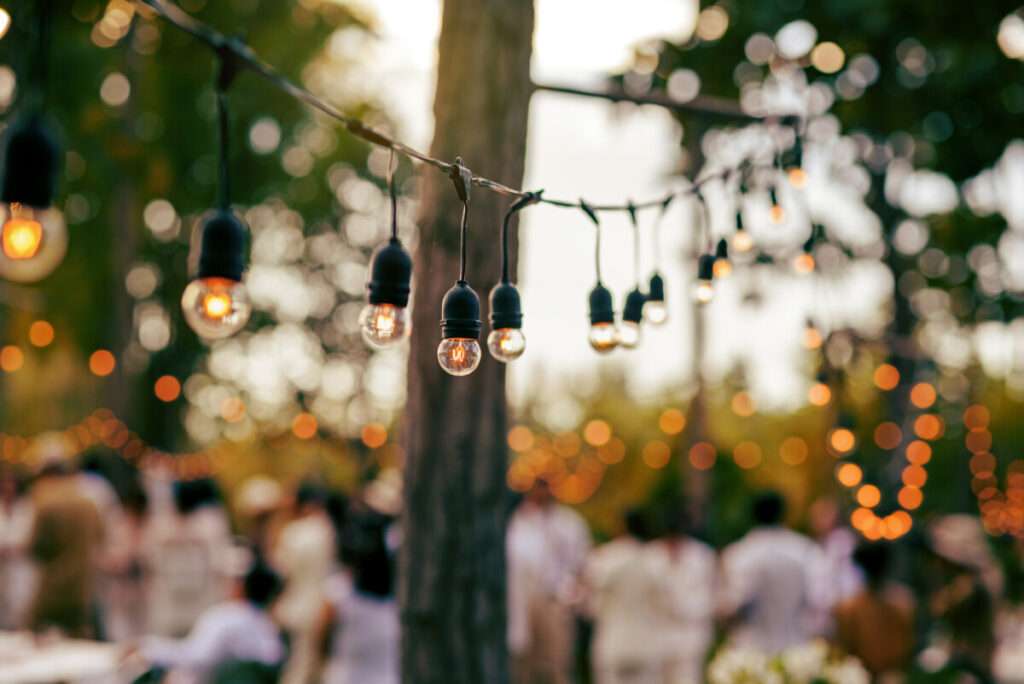 Les guirlandes lumineuses LED dans les mariages en intérieur ou en extérieur