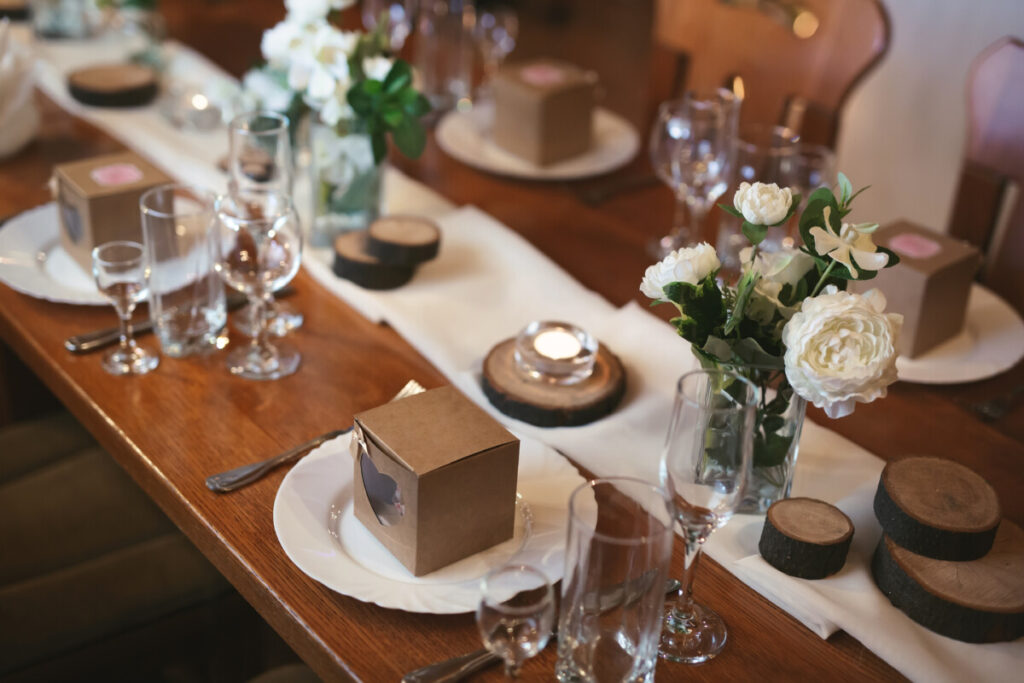 Cadeaux invités de mariage : boîtes en kraft avec motif cœur