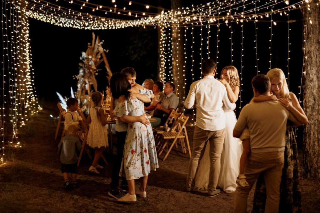 Danse des mariés sous guirlandes lumineuses, féerie assurée