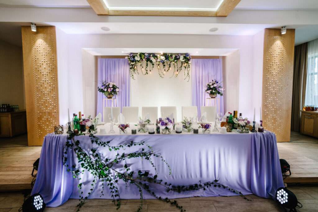 Inspiration pour une table de mariage violette lavande et une arche fleurie