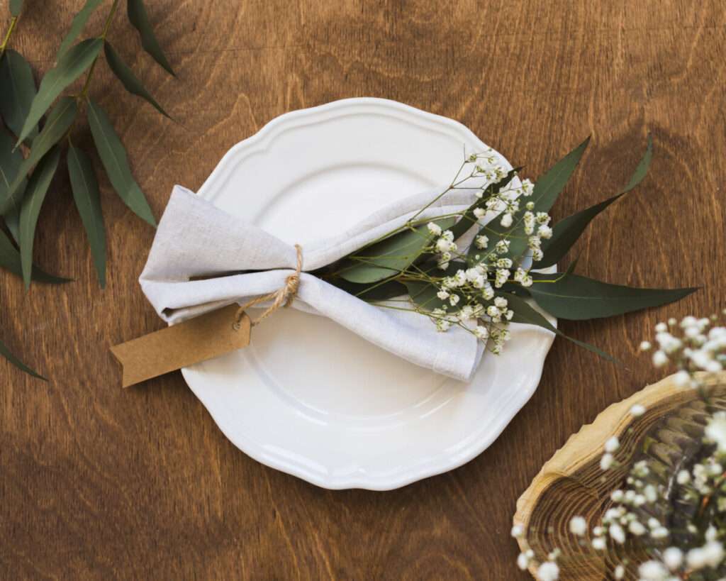 Dresser une table champêtre avec des branches d'eucalyptus et du lin beige naturel