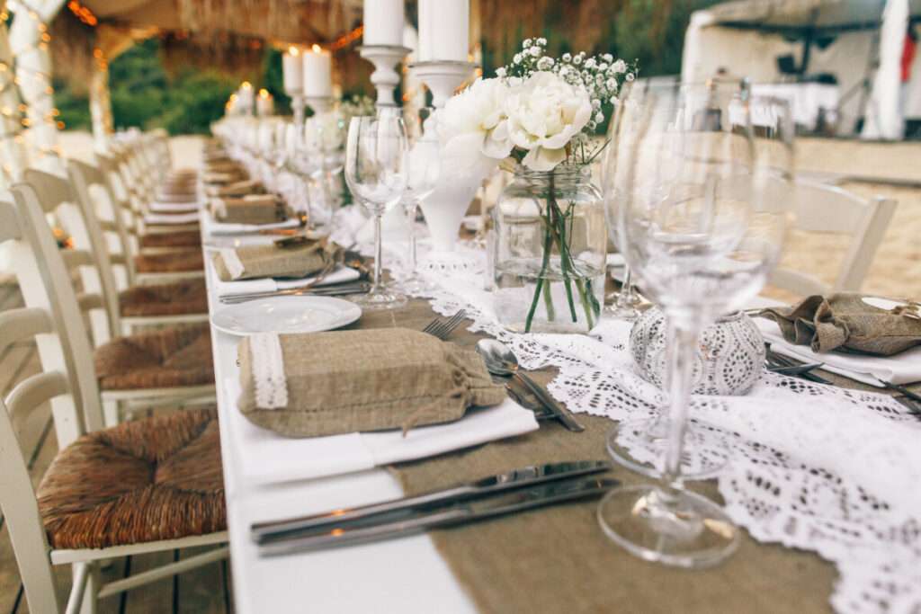 Les chemins de tables en jute pour une déco champêtre de mariage