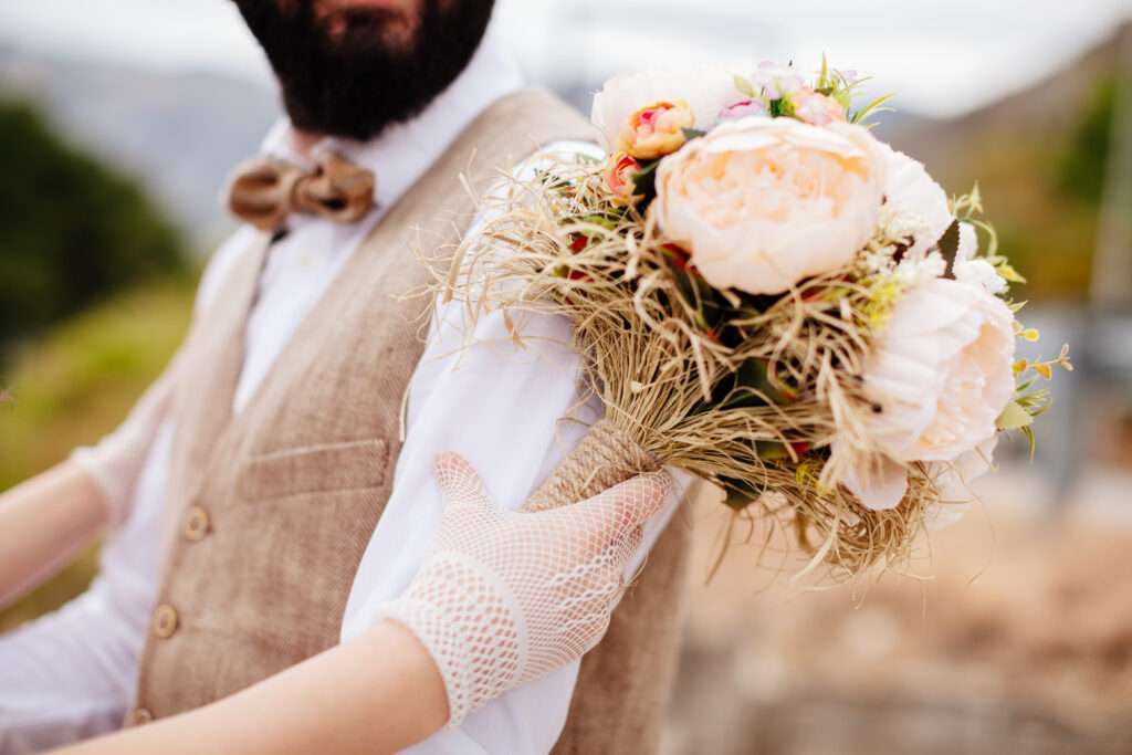 Gilet du marié en lin et fleurs séchées : une touche campagnarde !
