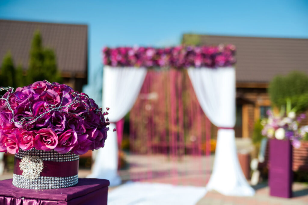 Décoration de mariage en rose fuchsia : Romantisme, gaieté et élégance