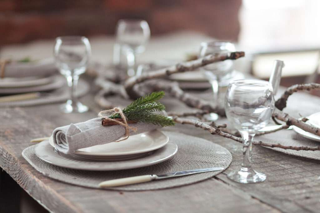 Décoration de tables pour un mariage sur le thème de la forêt