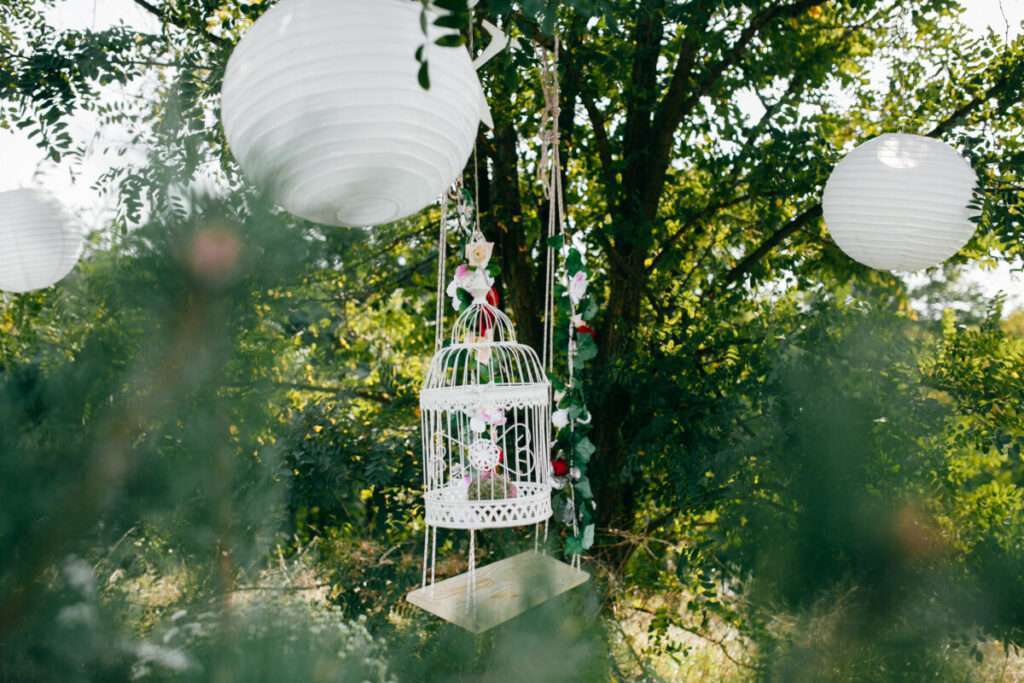 Décoration pour un Mariage en extérieur : Cages à oiseaux et Lanternes en papier blanches