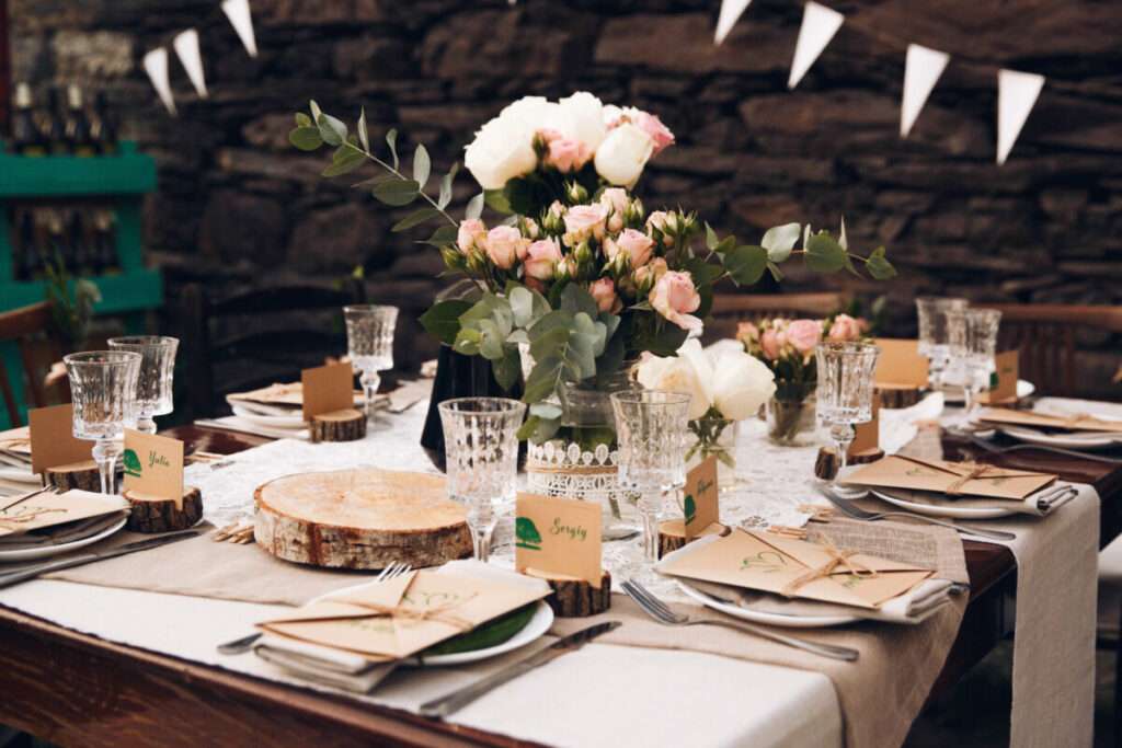 Décoration de table de mariage: papeterie kraft, rondins de bois, jute et feuillages d'eucalyptus