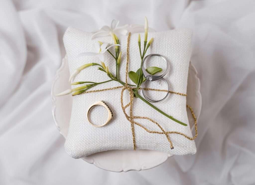 DIY coussin porte-alliances pour mariage en toile à broder