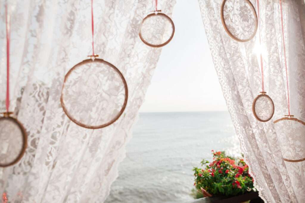 Originalité de décoration de Mariage extérieur avec des Cercles à Broder