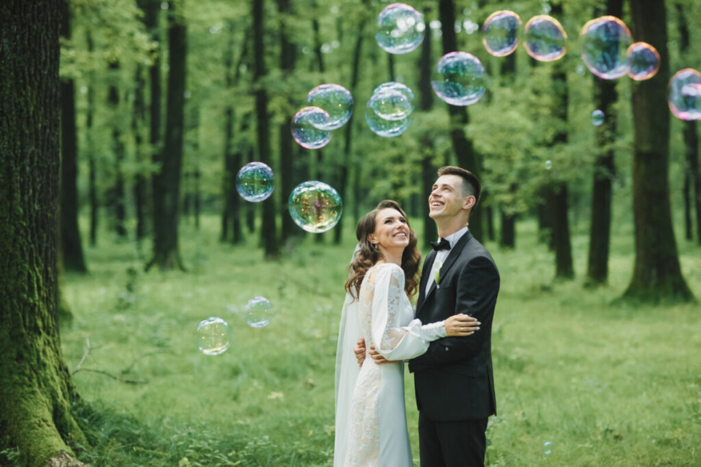 Bulles de Savon Mariage: Une Pluie de Magie pour les Mariés