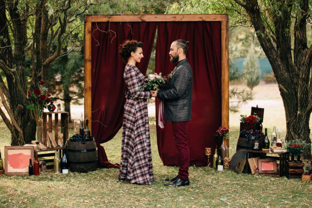 Un mariage hipster éblouissant aux couleurs rouge bordeaux et anthracite
