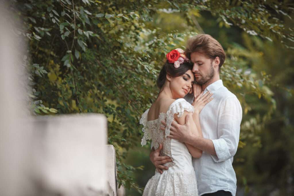 La mariée Gypsie: splendide en robe et couronne de fleurs tons rouge et orangé