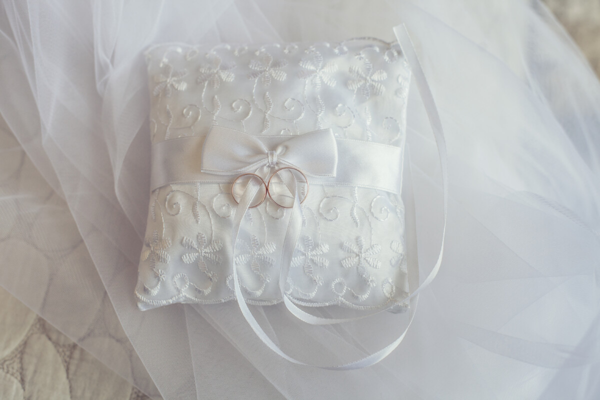 Porte-alliances coussins de couleur blanche pour mariage