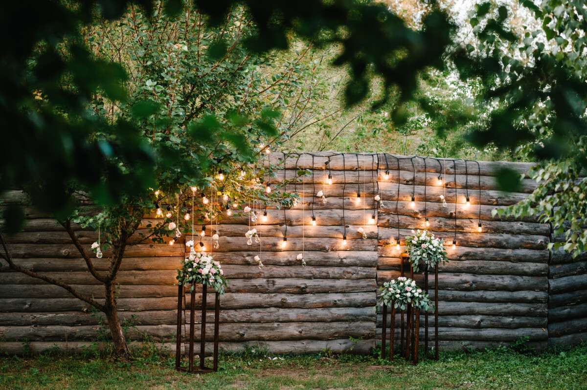 Décoration de Mariage en Jardin: Guirlandes Lumineuses, Bois, Feuillages