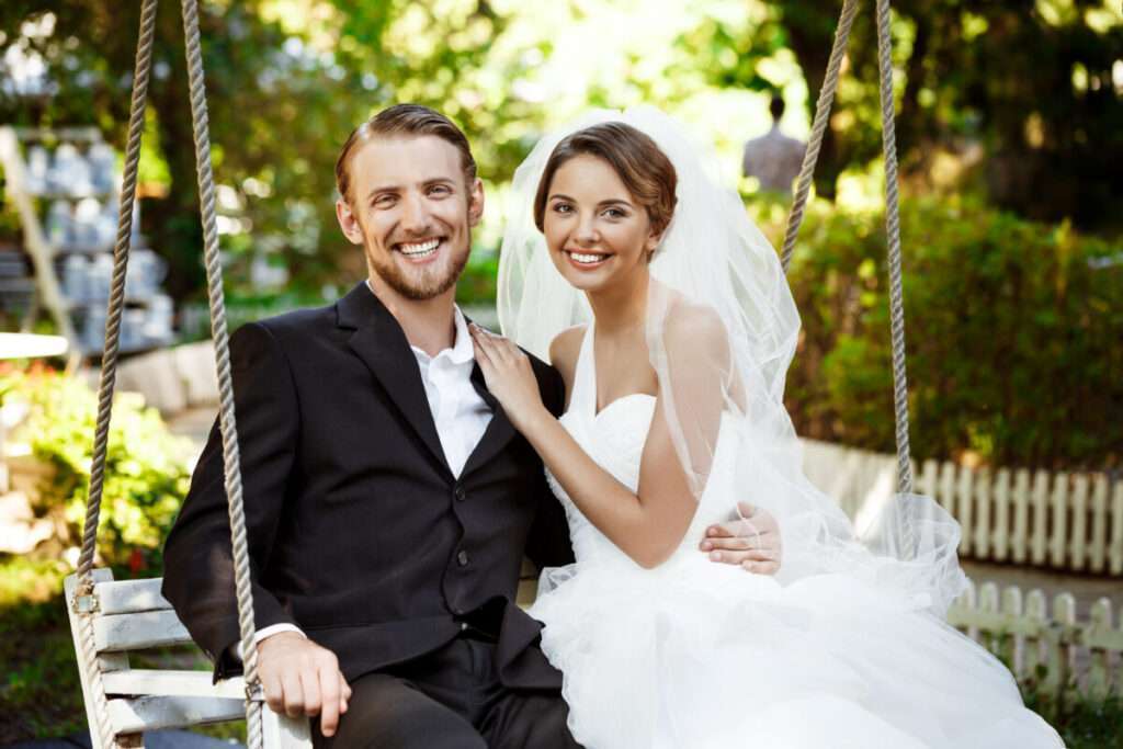 Une balancelle en bois pour vos photos de mariage champêtre originales