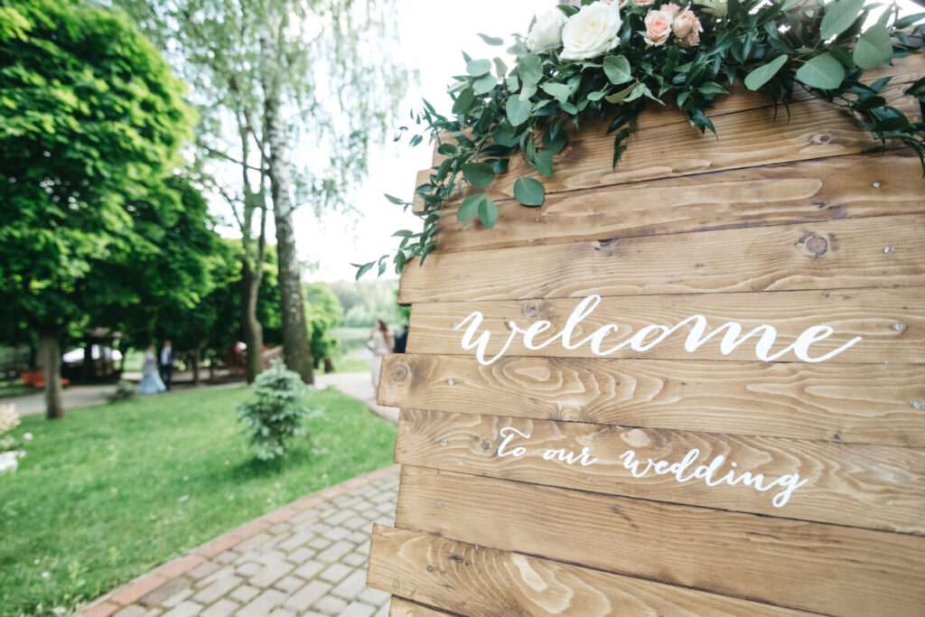 Panneau d'accueil bienvenue, une touche de décoration originale pour votre mariage