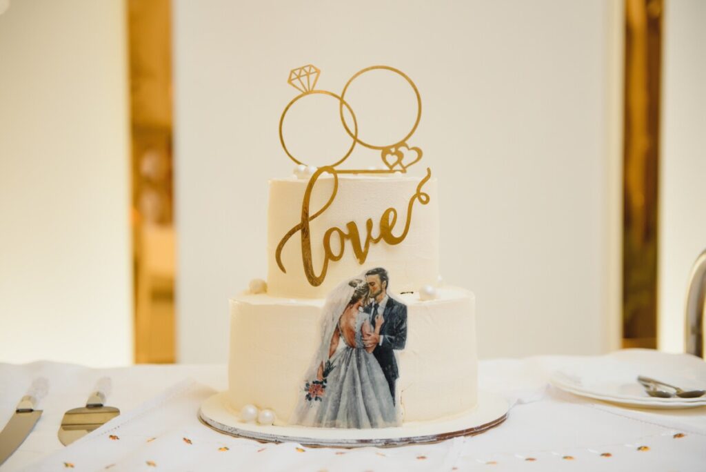 Innovations en Cake Toppers pour Mariages Élégants